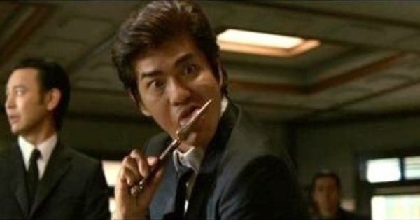 電車内で男がドア蹴り、はさみをなめた後にライターで紙に火付ける…乗客が非常ボタン