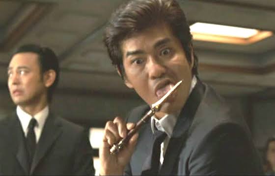 電車内で男がドア蹴り、はさみをなめた後にライターで紙に火付ける…乗客が非常ボタン