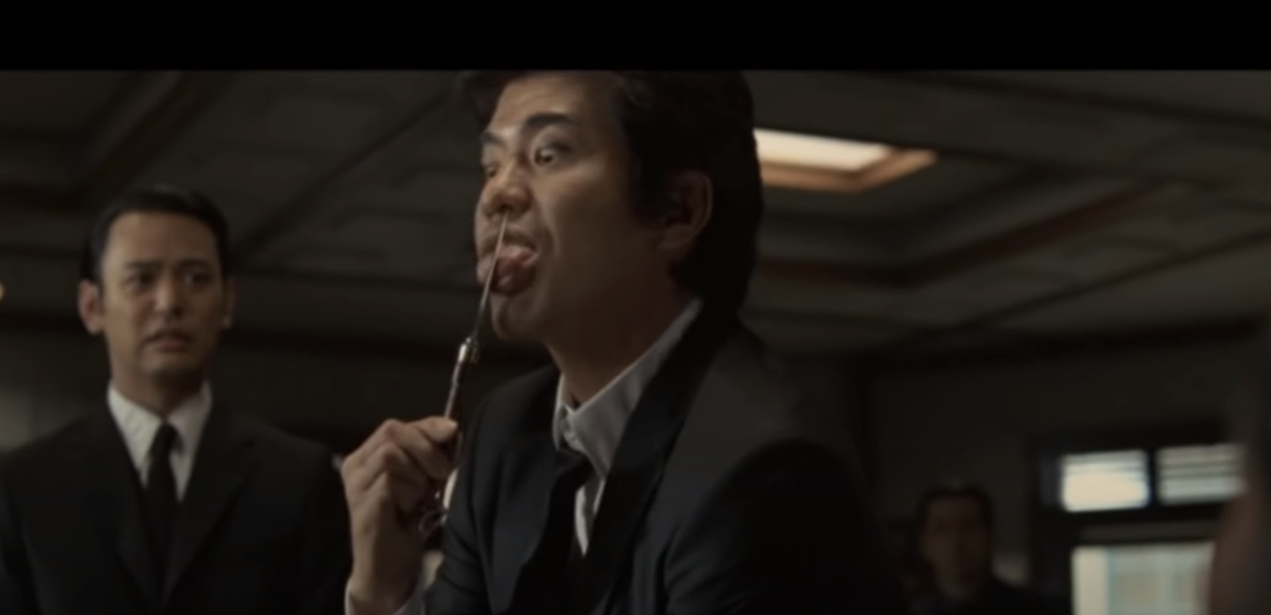 電車内で男がドア蹴り、はさみをなめた後にライターで紙に火付ける…乗客が非常ボタン