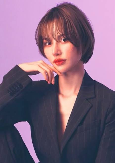 水沢アリー、スーツの起業家スタイルを公開…新たな宣材写真「顔のアップデートの度に変えるの面倒」
