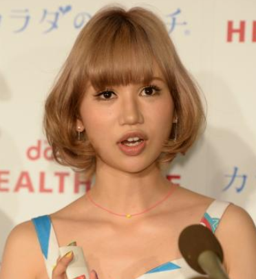 水沢アリー、スーツの起業家スタイルを公開…新たな宣材写真「顔のアップデートの度に変えるの面倒」