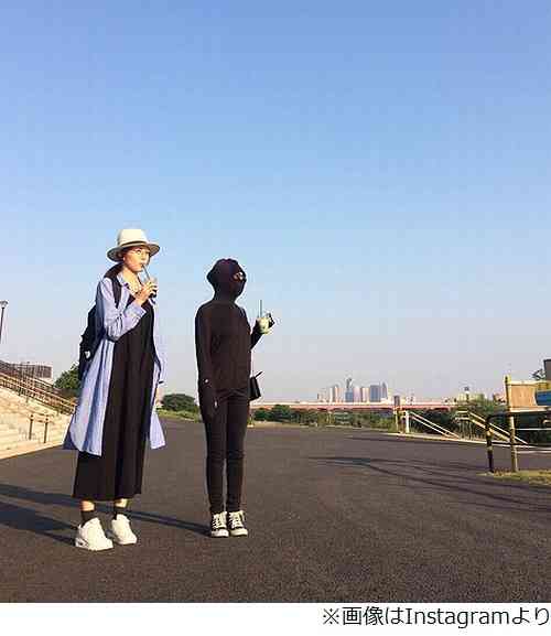 比嘉愛未「夏の対策」サングラス&マスクの“大胆変身”ショットに「誰だか分からない」「オーラ半端ない」