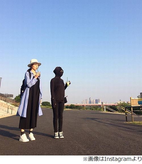 比嘉愛未「夏の対策」サングラス&マスクの“大胆変身”ショットに「誰だか分からない」「オーラ半端ない」