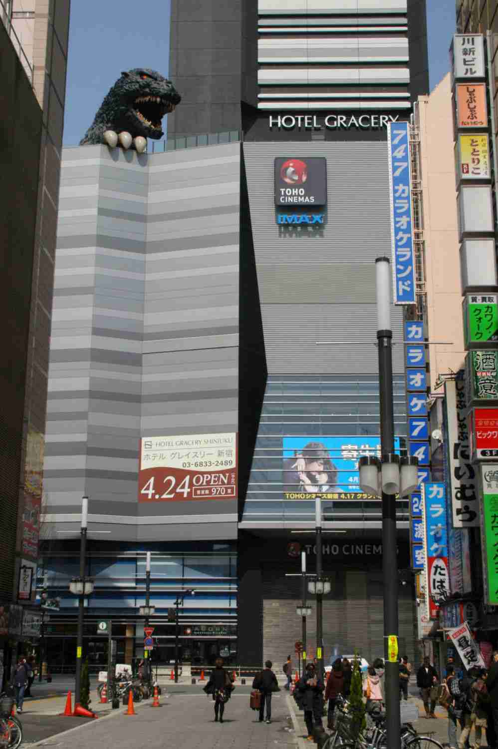 「トー横」周辺で少年少女25人を一斉補導 薬物過剰摂取疑いも