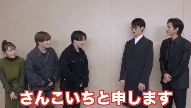 「まるごと1冊コムドット」“10万部突破記念”関西圏でのサイネージ広告が実現　クールなソロカット初公開