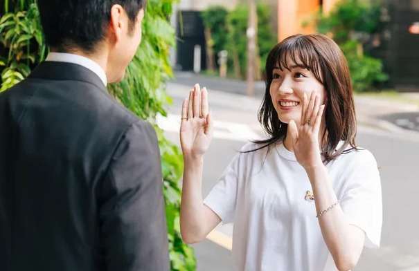 橋本環奈、メンソレータムのナース帽ショットが「ヤバ…可愛いすぎ」「天使」と話題