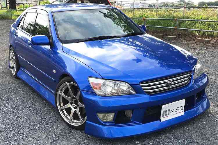 「令和のデート車」セダンが人気!?「クラウン vs スカイライン」女性ウケが良いのはどっち?