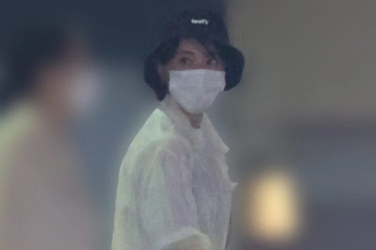 戸田恵梨香、ファン歓喜の「仕事復帰」　夜の路上で輝いたクールビューティー