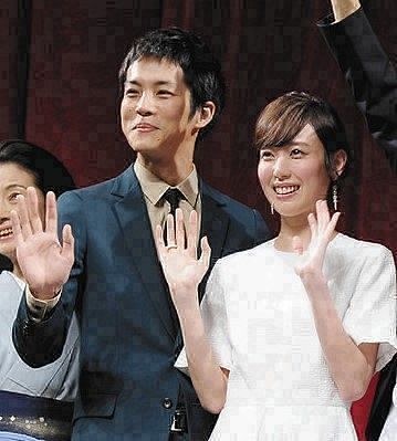 戸田恵梨香、ファン歓喜の「仕事復帰」　夜の路上で輝いたクールビューティー