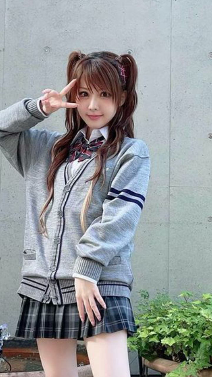 32歳の田中れいな　ミニスカ＆ハイソックスの制服姿に「JKにしか見えない　可愛すぎる」「悶絶」の声