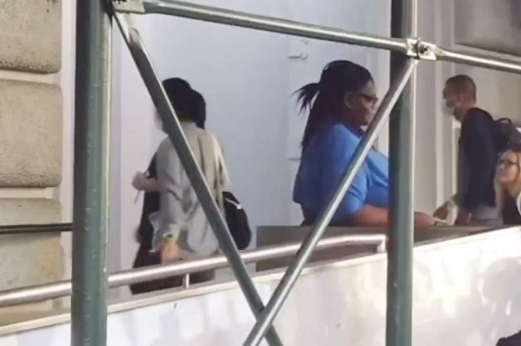 バルコニーからはしご車で男性救助 金沢・片町のビル