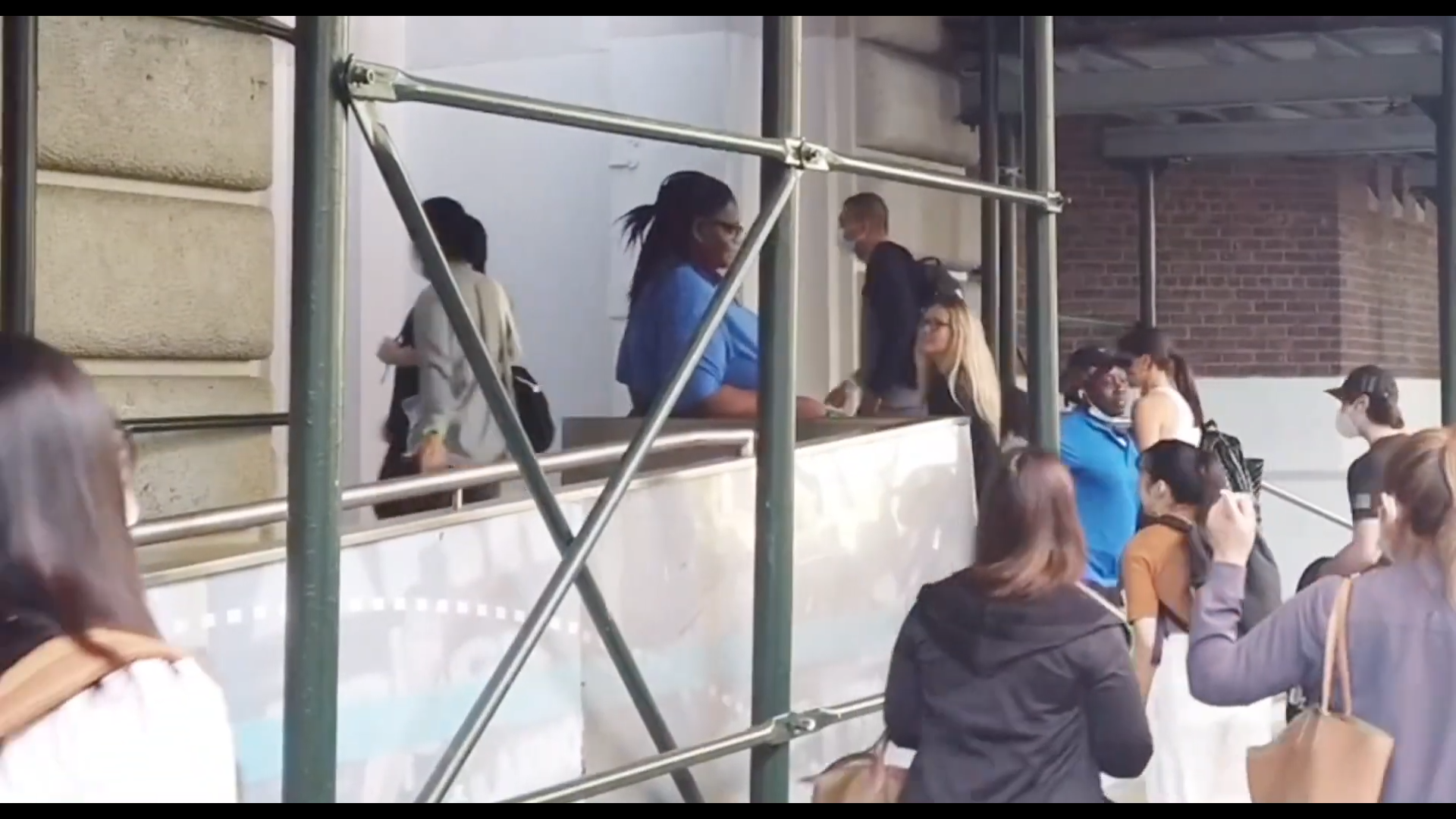 バルコニーからはしご車で男性救助 金沢・片町のビル