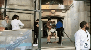 バルコニーからはしご車で男性救助 金沢・片町のビル