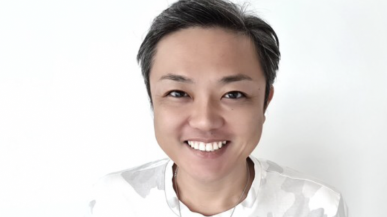「秒速で1億円稼ぐ男」与沢翼氏、激やせ短パン姿＆美人妻と顔出し2ショ「奥様スタイル良くて凄い美人」