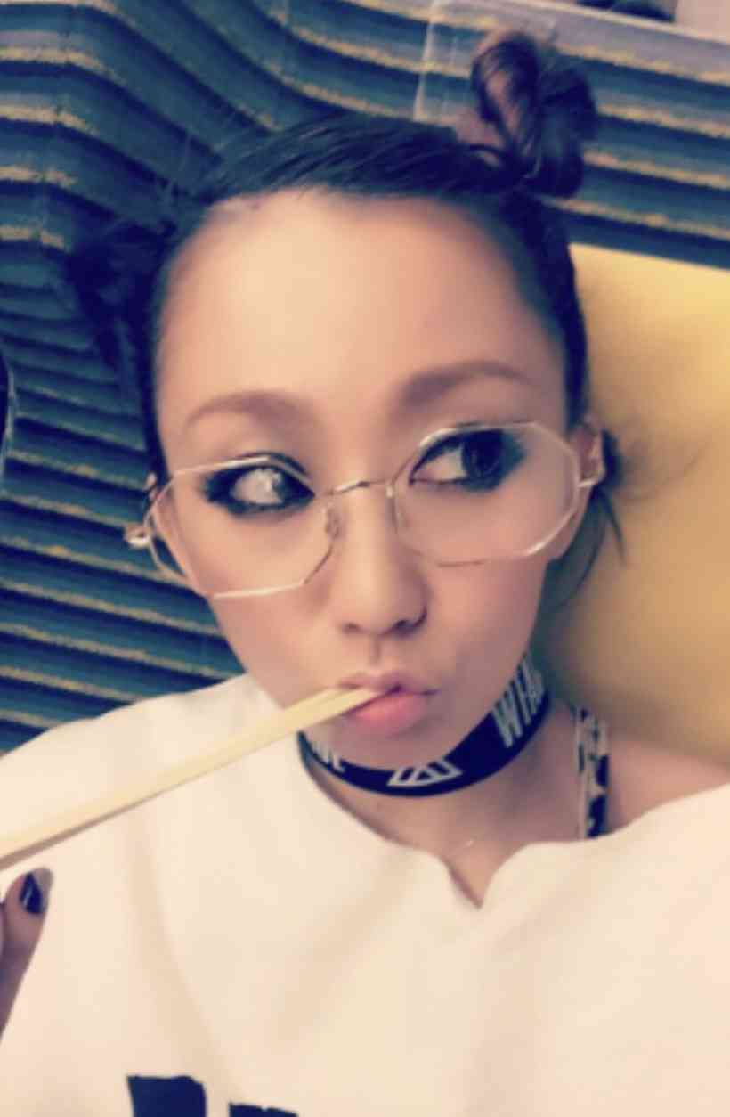 倖田來未、炎天下のパリディズニーを満喫！「ただ水飲んでるだけなのに絵になるってステキすぎる」