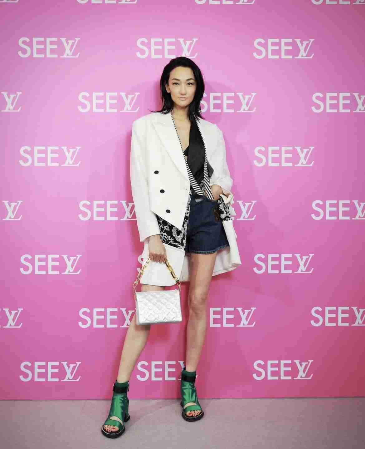 宮脇咲良『SEE LV』レセプションイベント登場 ルイ・ヴィトン纏いミニスカートから美脚