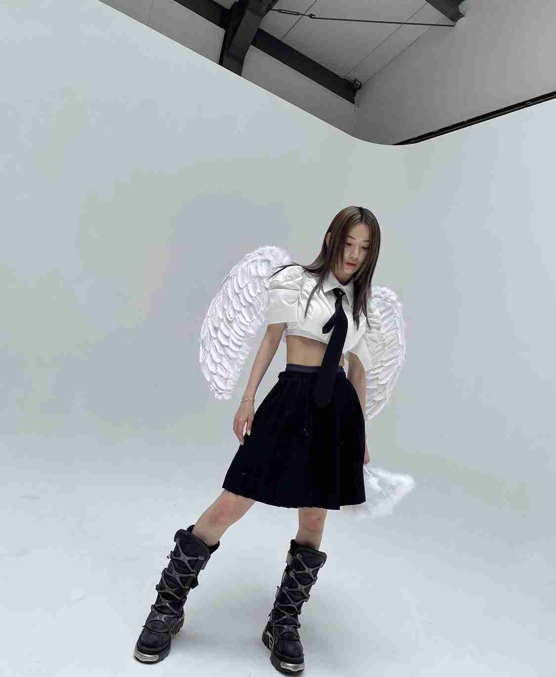宮脇咲良『SEE LV』レセプションイベント登場 ルイ・ヴィトン纏いミニスカートから美脚