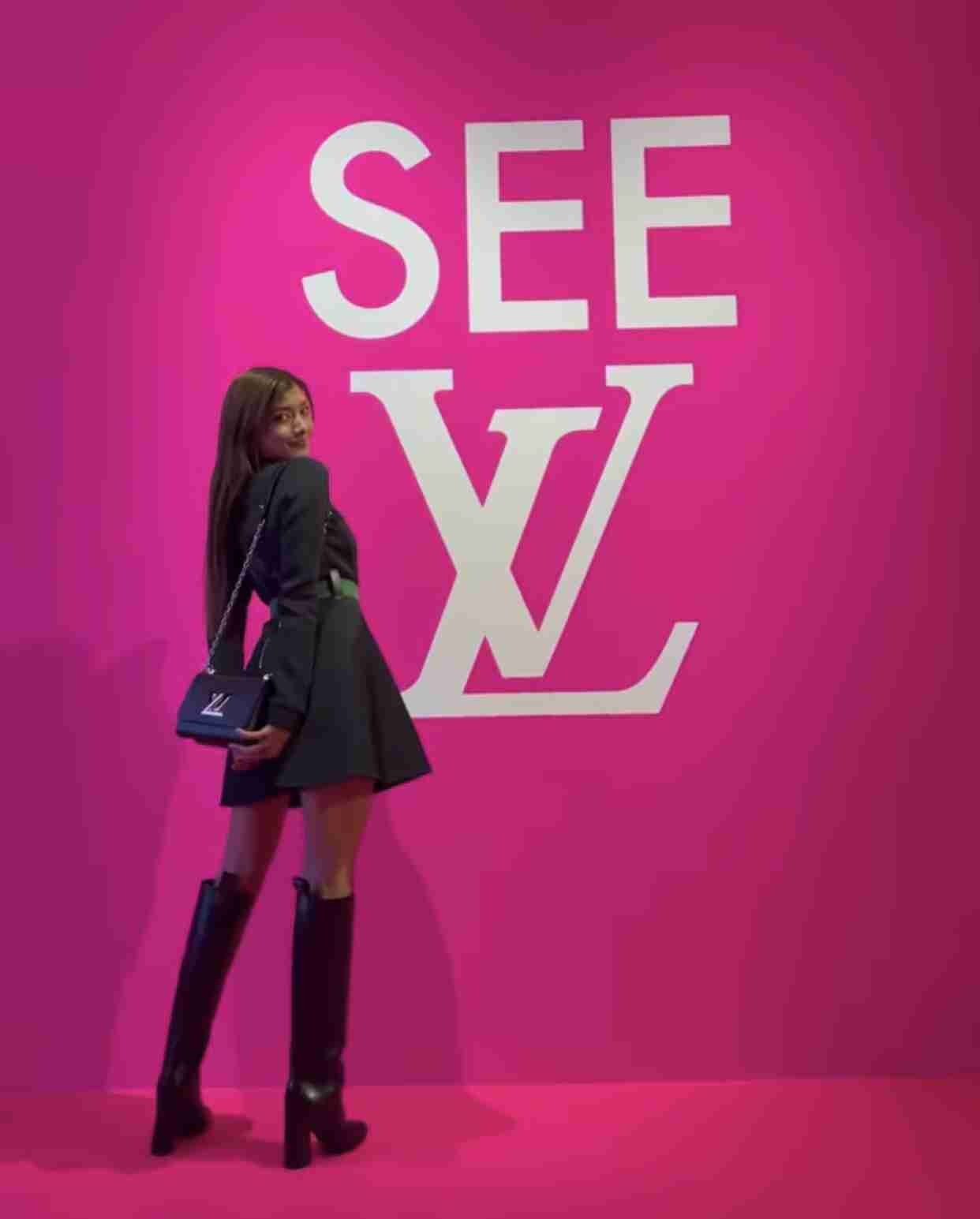 宮脇咲良『SEE LV』レセプションイベント登場 ルイ・ヴィトン纏いミニスカートから美脚