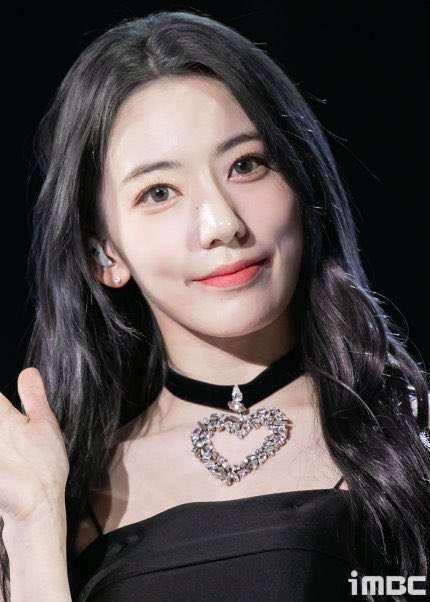 宮脇咲良『SEE LV』レセプションイベント登場 ルイ・ヴィトン纏いミニスカートから美脚