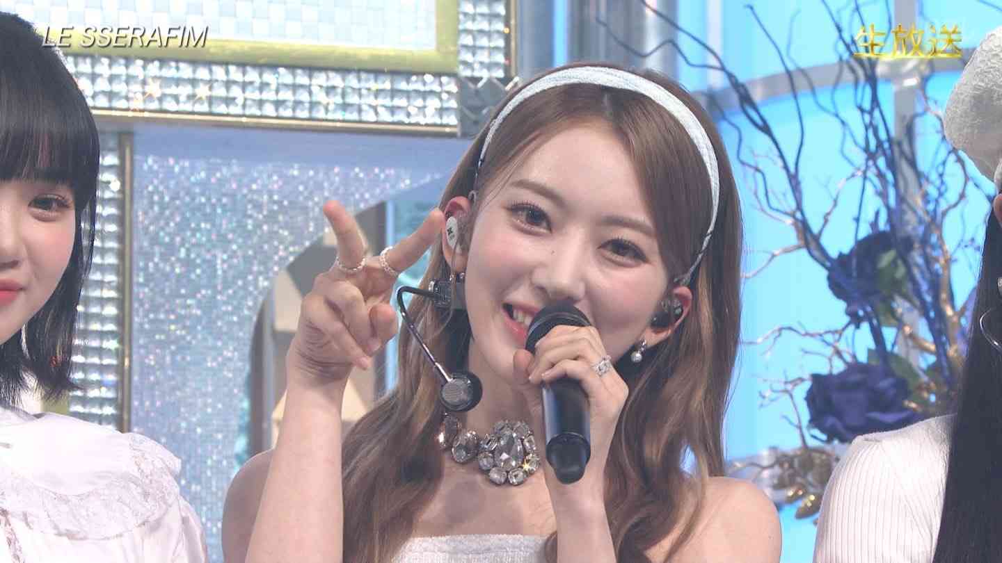 宮脇咲良『SEE LV』レセプションイベント登場 ルイ・ヴィトン纏いミニスカートから美脚