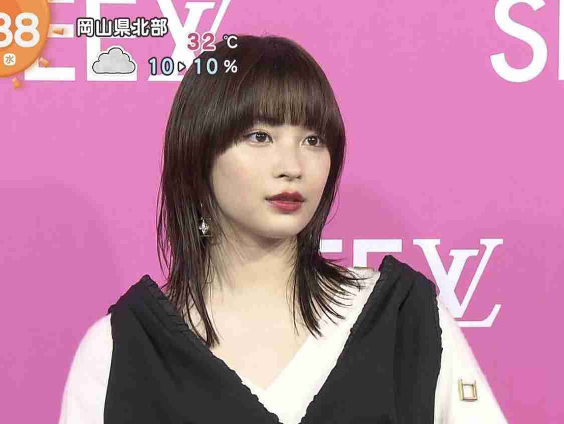宮脇咲良『SEE LV』レセプションイベント登場 ルイ・ヴィトン纏いミニスカートから美脚