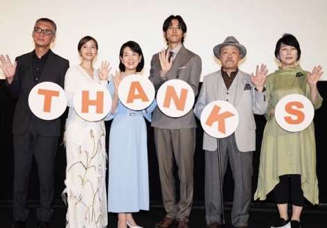宮脇咲良『SEE LV』レセプションイベント登場 ルイ・ヴィトン纏いミニスカートから美脚