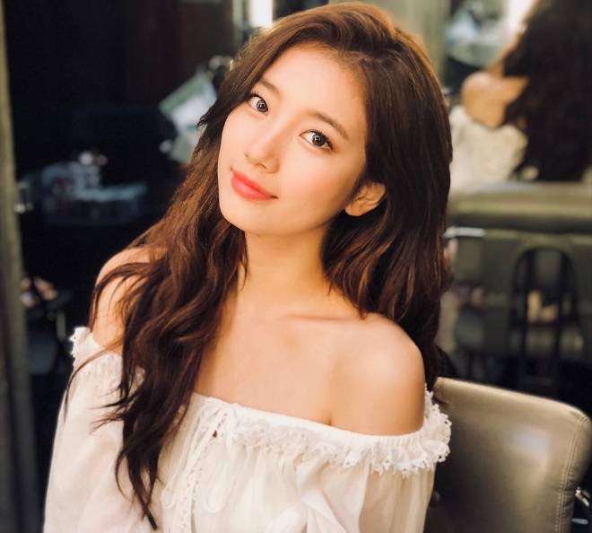 宮脇咲良『SEE LV』レセプションイベント登場 ルイ・ヴィトン纏いミニスカートから美脚