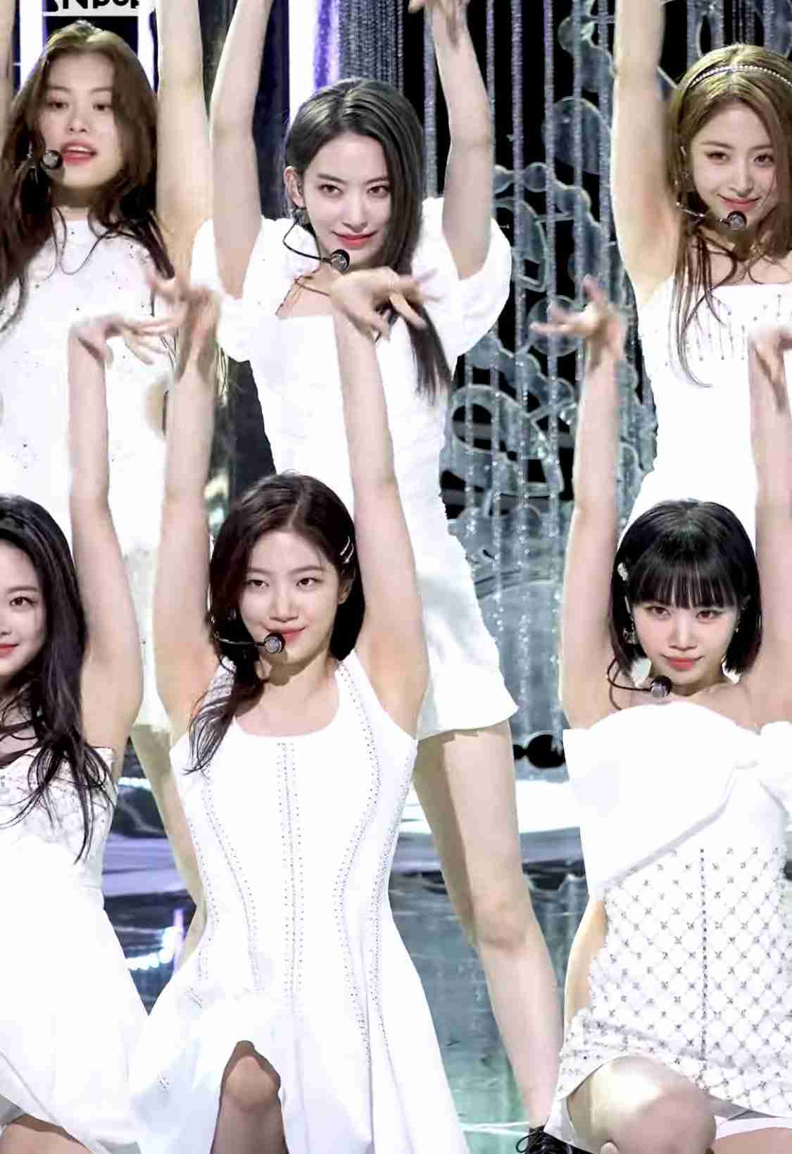 宮脇咲良『SEE LV』レセプションイベント登場 ルイ・ヴィトン纏いミニスカートから美脚