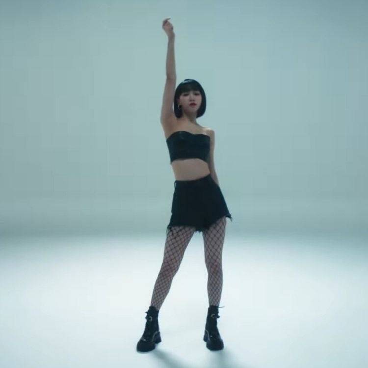 宮脇咲良『SEE LV』レセプションイベント登場 ルイ・ヴィトン纏いミニスカートから美脚