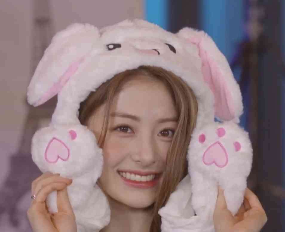 宮脇咲良『SEE LV』レセプションイベント登場 ルイ・ヴィトン纏いミニスカートから美脚