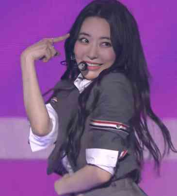 宮脇咲良『SEE LV』レセプションイベント登場 ルイ・ヴィトン纏いミニスカートから美脚