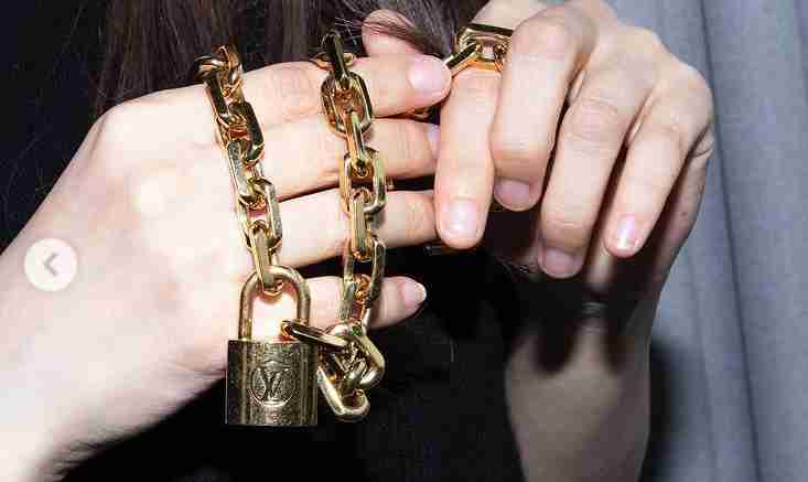 宮脇咲良『SEE LV』レセプションイベント登場 ルイ・ヴィトン纏いミニスカートから美脚