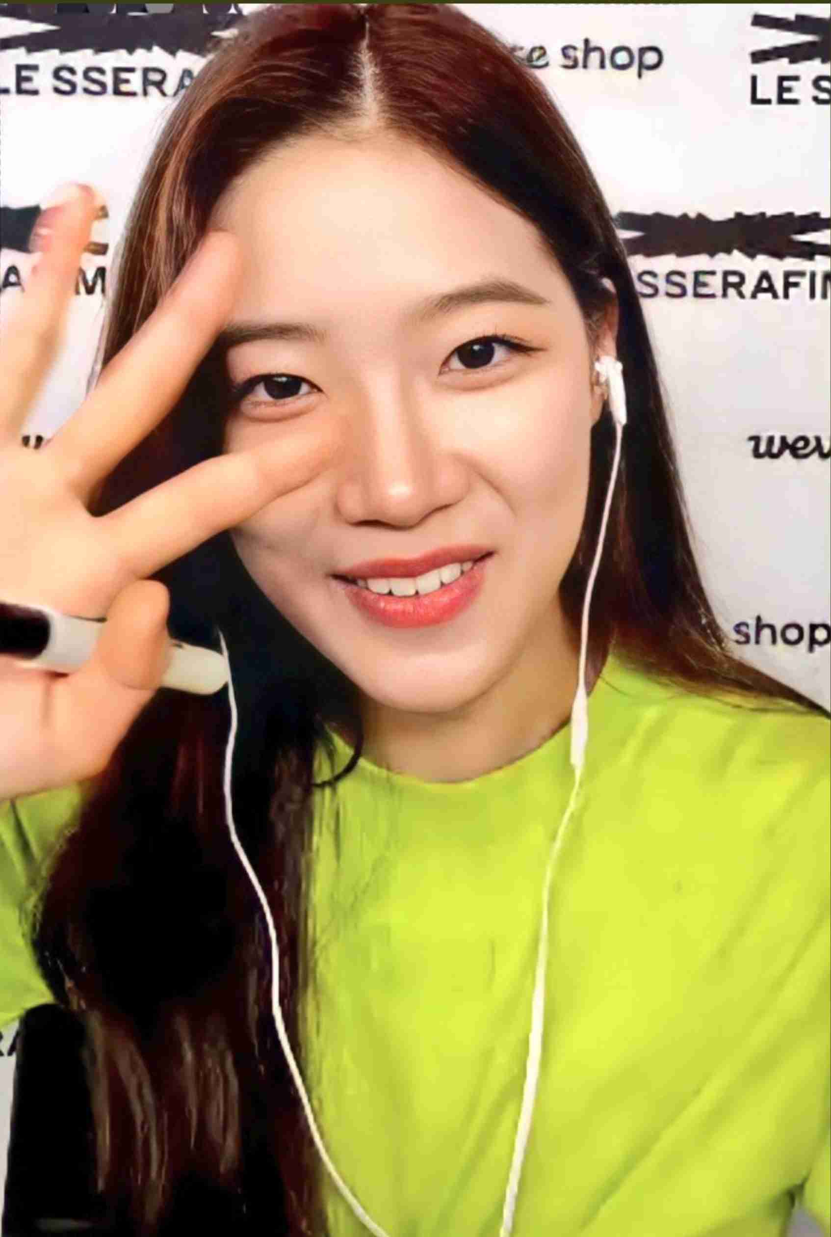 宮脇咲良『SEE LV』レセプションイベント登場 ルイ・ヴィトン纏いミニスカートから美脚