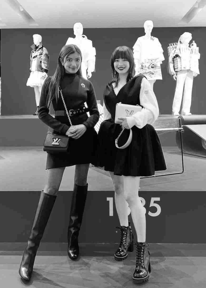 宮脇咲良『SEE LV』レセプションイベント登場 ルイ・ヴィトン纏いミニスカートから美脚