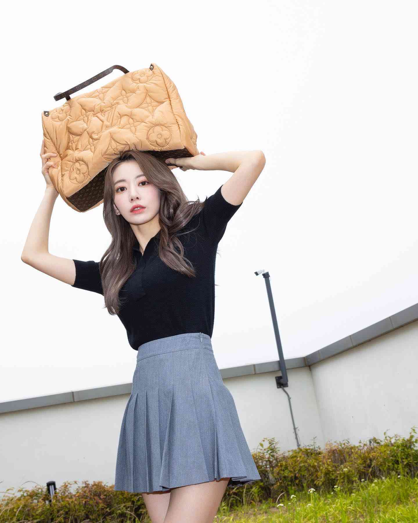 宮脇咲良『SEE LV』レセプションイベント登場 ルイ・ヴィトン纏いミニスカートから美脚