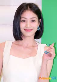 宮脇咲良『SEE LV』レセプションイベント登場 ルイ・ヴィトン纏いミニスカートから美脚