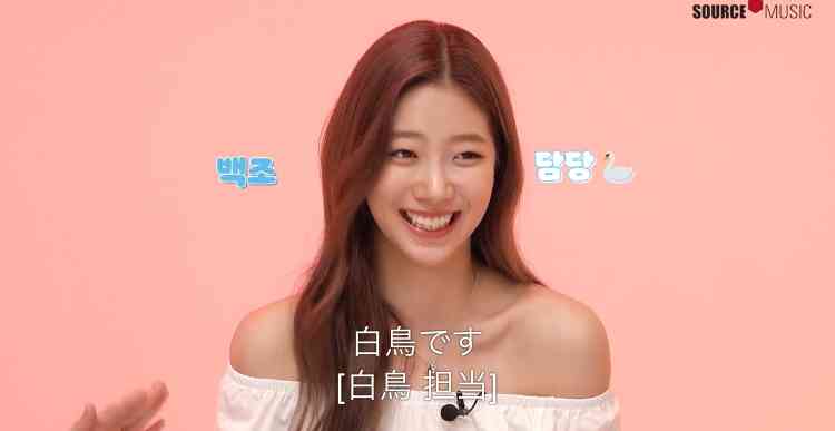 宮脇咲良『SEE LV』レセプションイベント登場 ルイ・ヴィトン纏いミニスカートから美脚