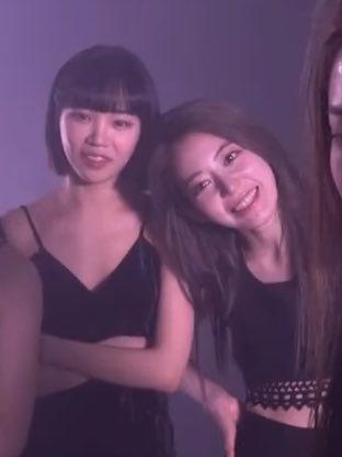 宮脇咲良『SEE LV』レセプションイベント登場 ルイ・ヴィトン纏いミニスカートから美脚