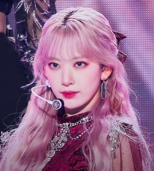宮脇咲良『SEE LV』レセプションイベント登場 ルイ・ヴィトン纏いミニスカートから美脚