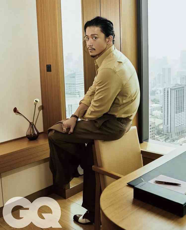 小栗旬と山田優 結婚10年目の“恋人つなぎ”デート「誕生日には黄色のバラを」