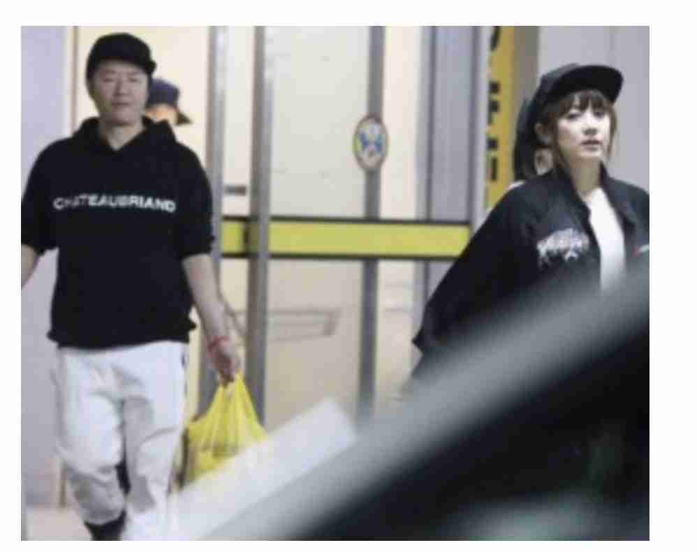 小栗旬と山田優 結婚10年目の“恋人つなぎ”デート「誕生日には黄色のバラを」