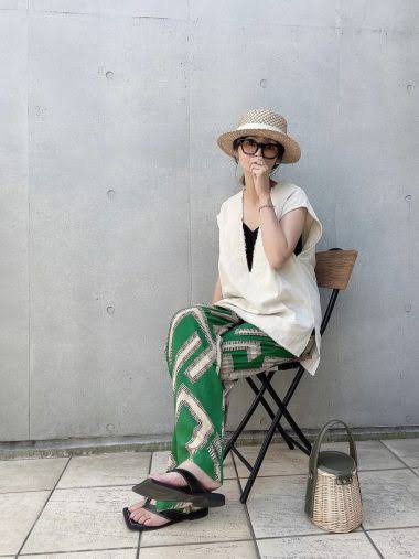 流行の「柄パンツ」パジャマに見えるはき方してない?洗練させる簡単コツ
