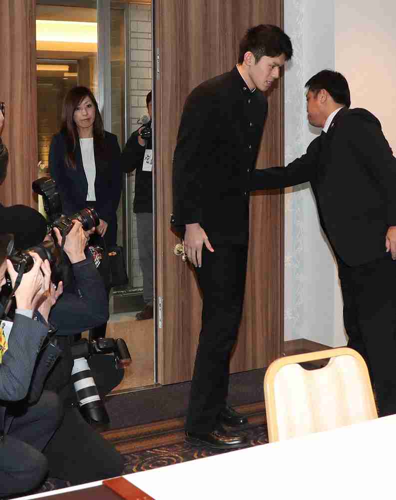 佐々木朗希「心臓の音聞こえます」 大好きなあいみょんと初対面で顔真っ赤、照れまくる