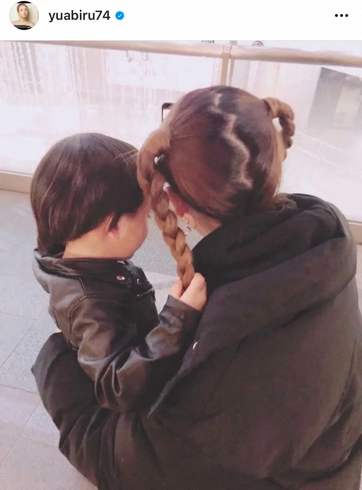 あびる優が告発「前夫・才賀紀左衛門が親権者変更後も7歳娘を