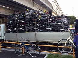 首都高速でトラックの積み荷の木材が道路上に散乱 東京・千代田区