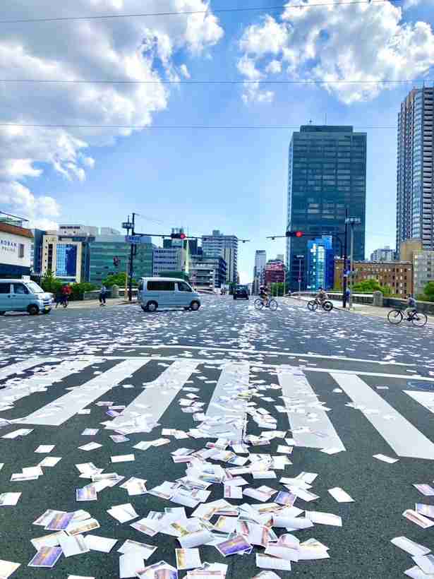 首都高速でトラックの積み荷の木材が道路上に散乱 東京・千代田区