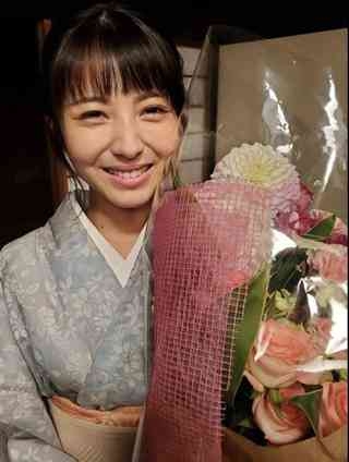 浜辺美波“ダブルピース”で誕生日報告、22歳の抱負も