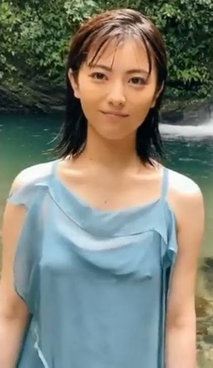 浜辺美波“ダブルピース”で誕生日報告、22歳の抱負も