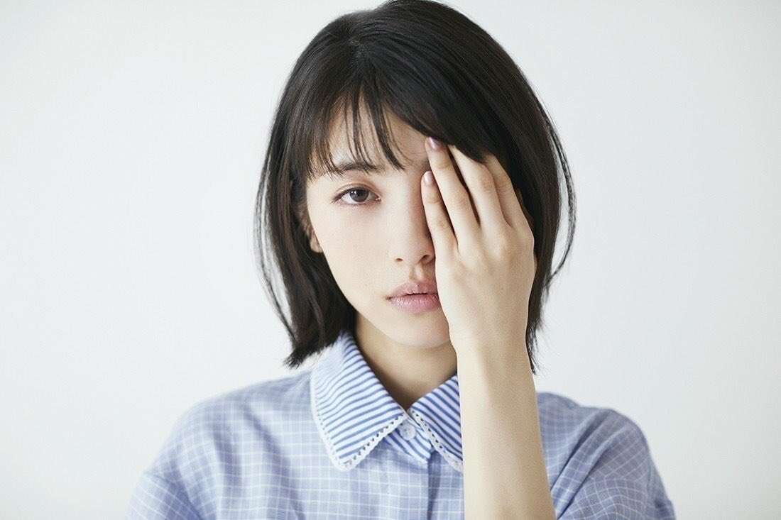 浜辺美波“ダブルピース”で誕生日報告、22歳の抱負も