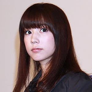 仲里依紗　ド派手赤髪＆全身タトゥーは「事務所に言っていません」　普通の髪は「ストレスの原因」